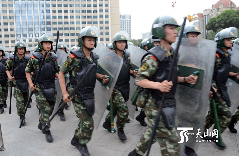 驻疆武警部队举行反恐维稳誓师大会 (7/11)
