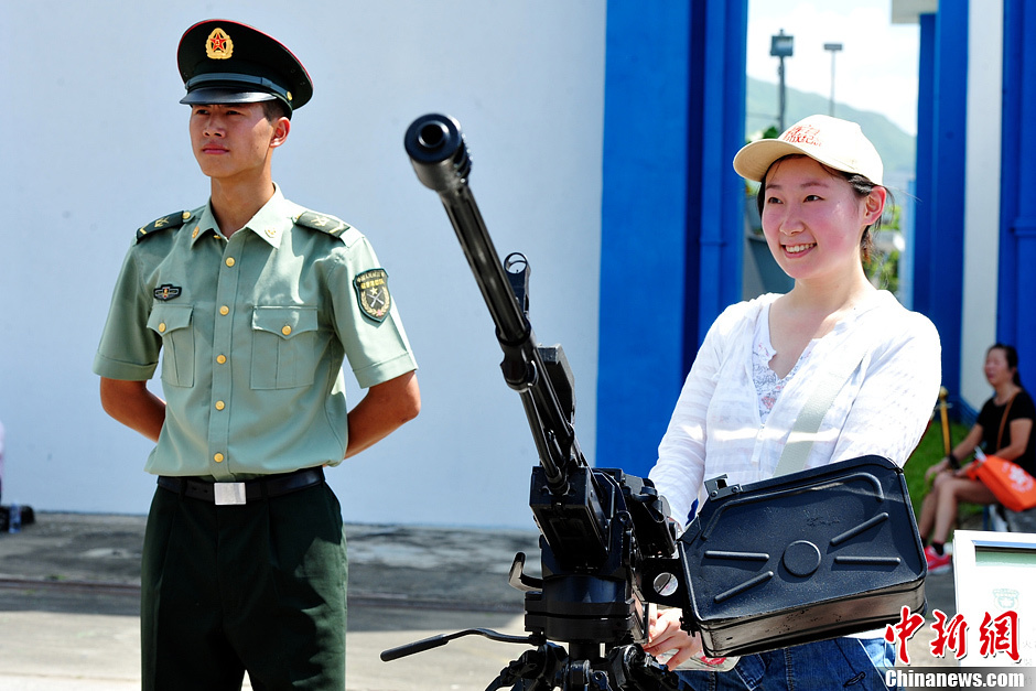 解放军驻香港部队石岗军营举行开放日
