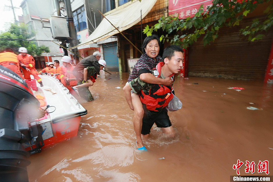 重庆暴雨成灾 消防官兵洪水中救人