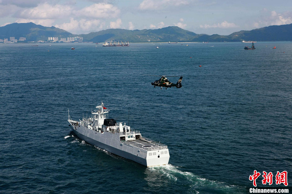 解放军驻港部队惠州舰、钦州舰首次参加海空联合巡逻-中新网