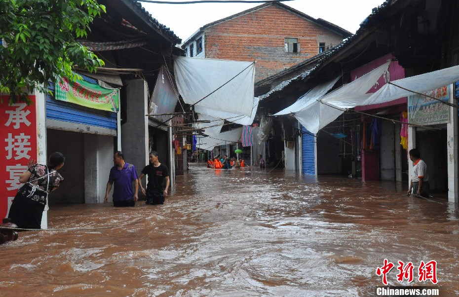 四川达县亭子镇遭遇洪水袭击上百民众被困
