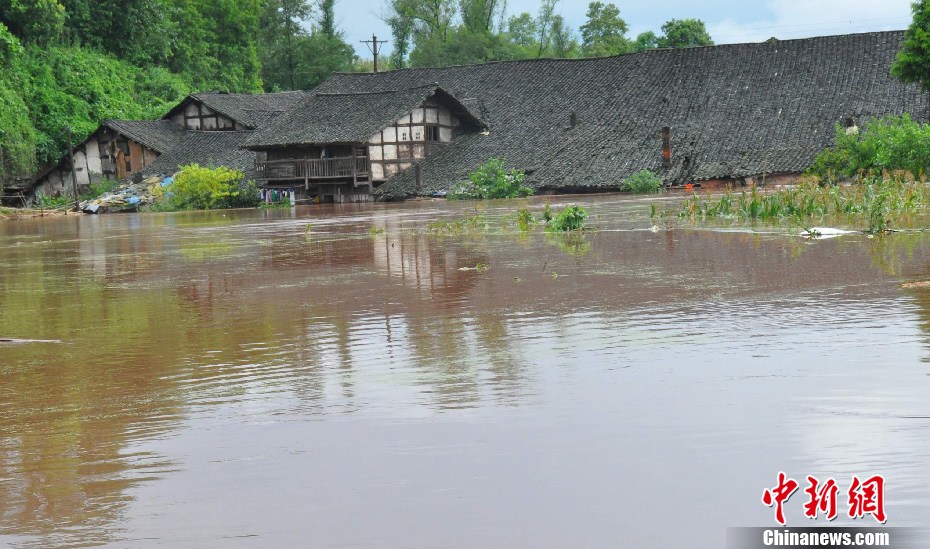 四川达县亭子镇遭遇洪水袭击 上百民众被困