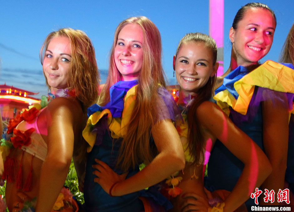 南京海啸冲浪节 比基尼泳装mm上演劲歌热舞