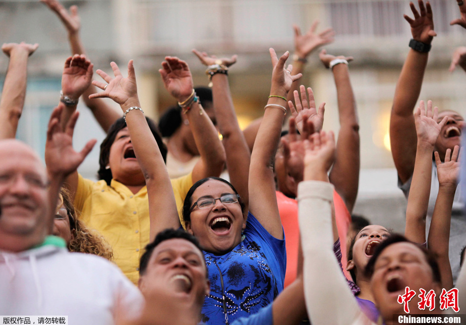 委内瑞拉民众广场集体开怀大笑参加笑声疗法