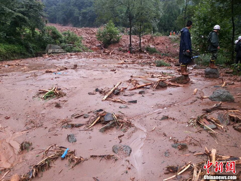 据了解,此次泥石流滑坡规模约150万立方米,该地质灾害发生点由砾岩