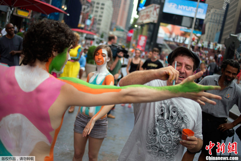 美艺术家纽约街头现场为裸模彩绘引围观