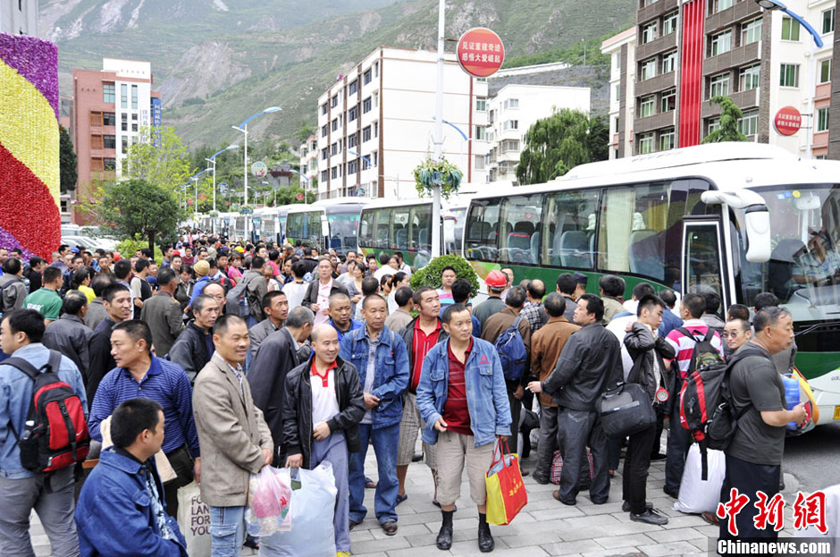 四川汶川组织18辆大巴有序转移515名滞留群众 (12/45)