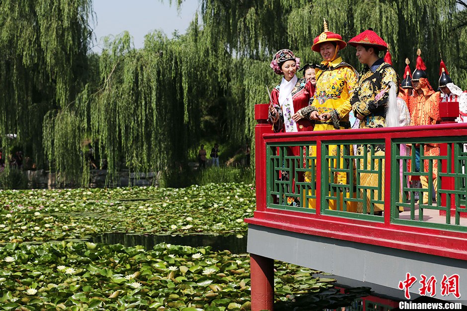 "皇上"携"甄嬛"游圆明园 赏夏日荷塘美景