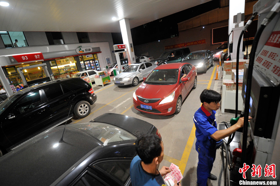 今起汽油每升涨024元加油站再现排队加油