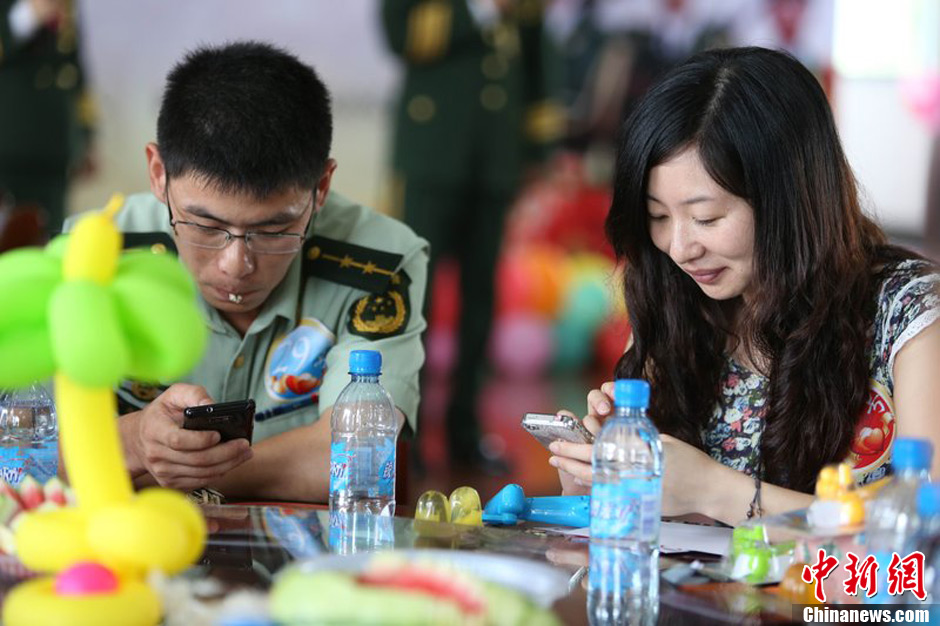 浙江武警大龄官兵与女青年相亲