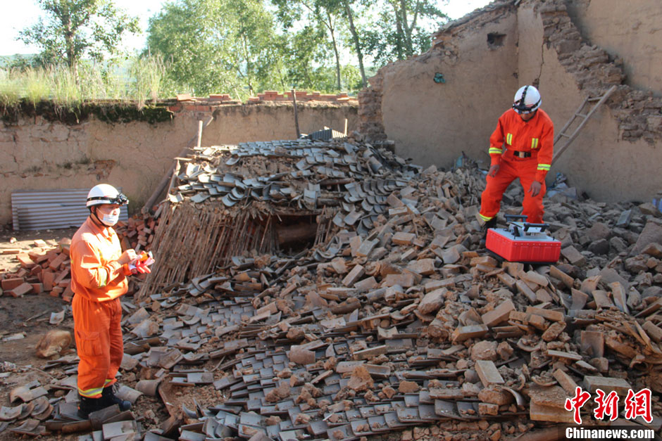 7月22日14时45分,由甘肃天水消防支队30名官兵组成的轻型地震救援队