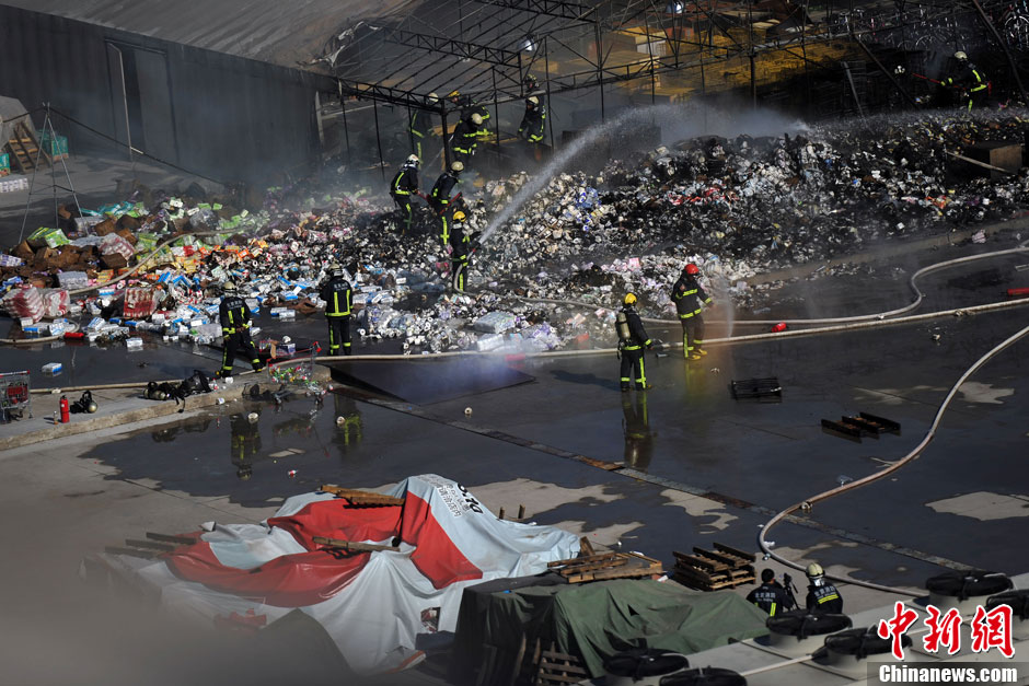 北京双井家乐福楼顶仓库起火 近千人成功疏散