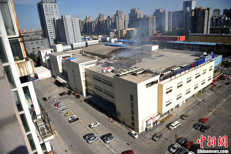 北京双井家乐福楼顶仓库起火 近千人成功疏散