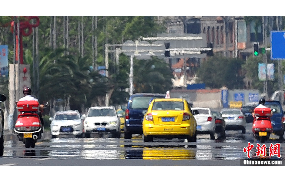 重庆高温持续 热浪翻腾街景成"扭曲"状