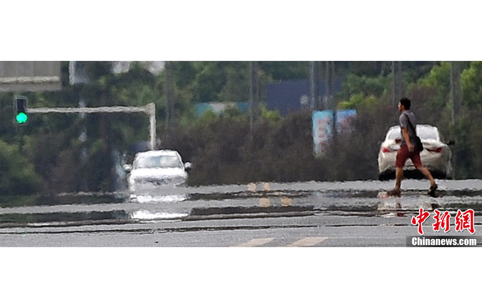 重庆高温持续 热浪翻腾街景成"扭曲"状