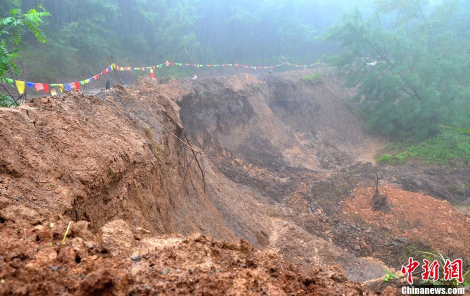 甘肃清水县泥石流地震叠加 道路中断成"孤城"