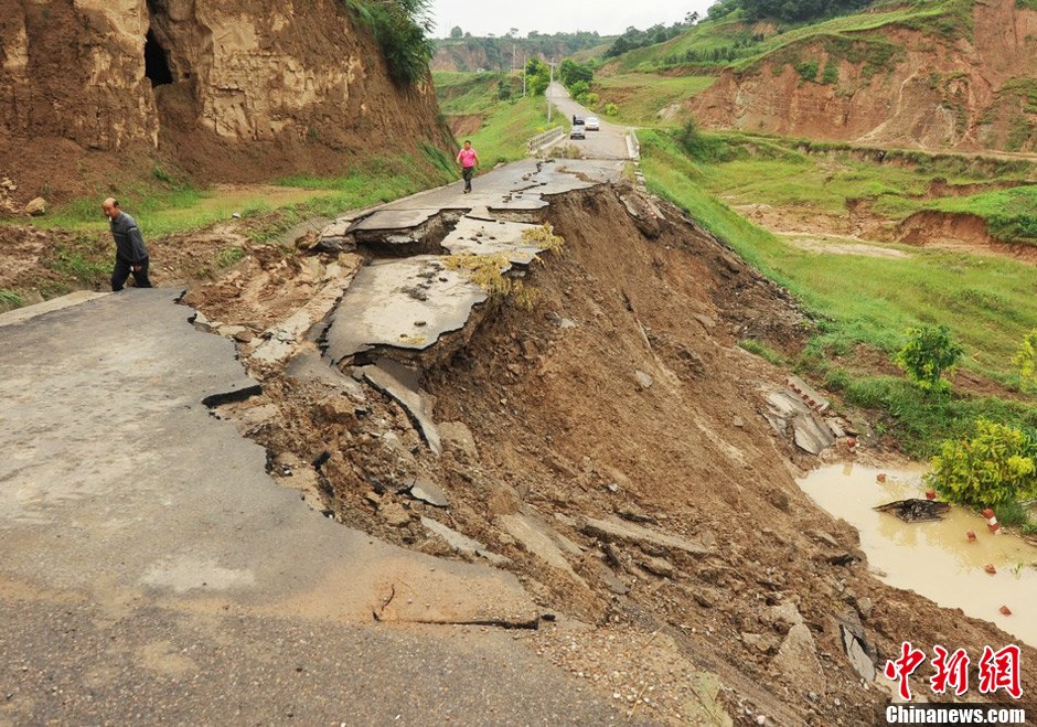 甘肃清水县泥石流地震叠加道路中断成孤城