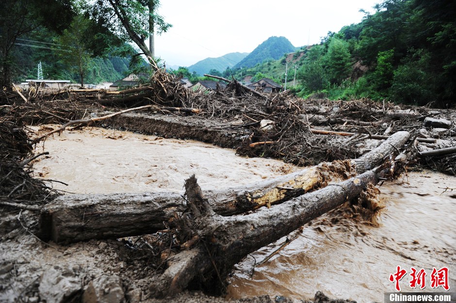 甘肃天水泥石流受灾乡镇现场满目疮痍