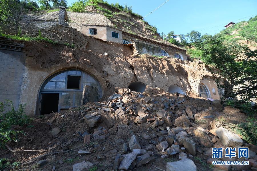 强降雨致延安宝塔山发生大面积山体滑坡