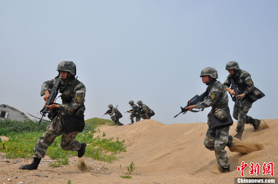 炎炎酷暑济南军区进行海上训练