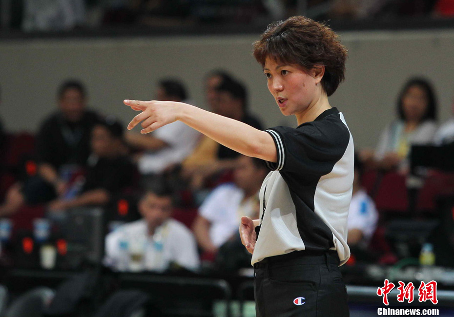 男篮亚锦赛场首现女裁判 中国美女裁判彭玲创历史