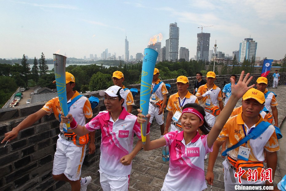 8月2日,亚青会火炬传递队伍在南京明城墙上传递火炬.