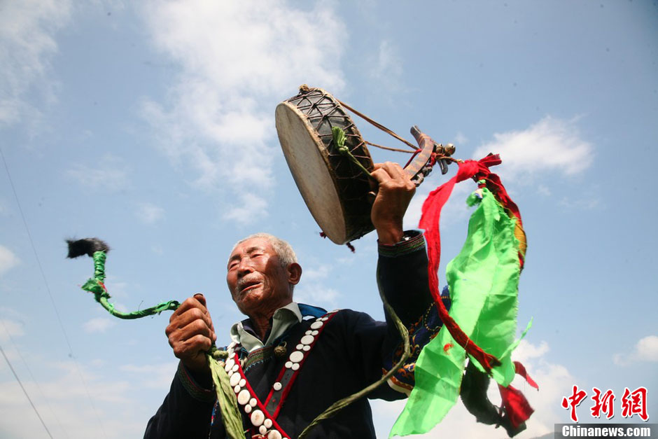 四川凉山彝族毕摩施展绝技欢度火把节