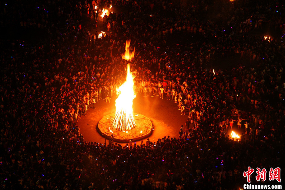8月1日晚,一年一度的传承民族节日——四川凉山彝族火把节在州府西昌