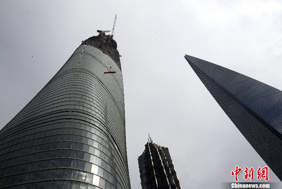 在建的中国第一高楼“上海中心”结构封顶-中新网