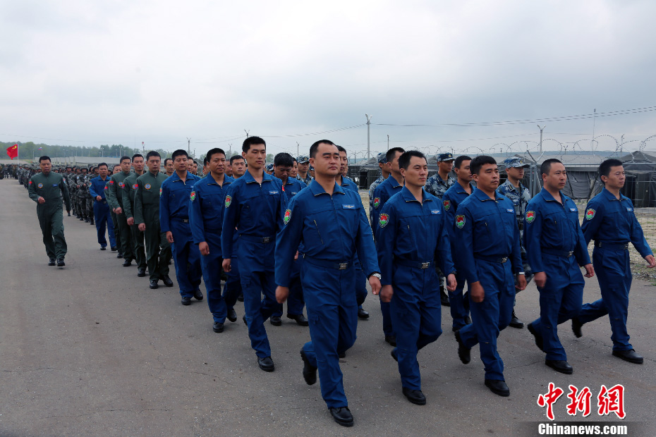 图为航空兵部队官兵在开营仪式上.