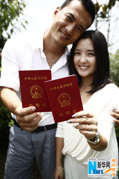 何洁晒结婚证幸福羞涩小鸟依人 九月嫁赫子铭