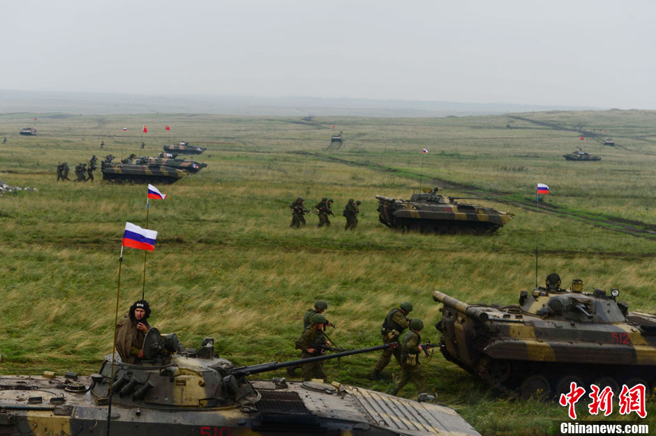中俄联合反恐军事演习进行首次实弹协同训练