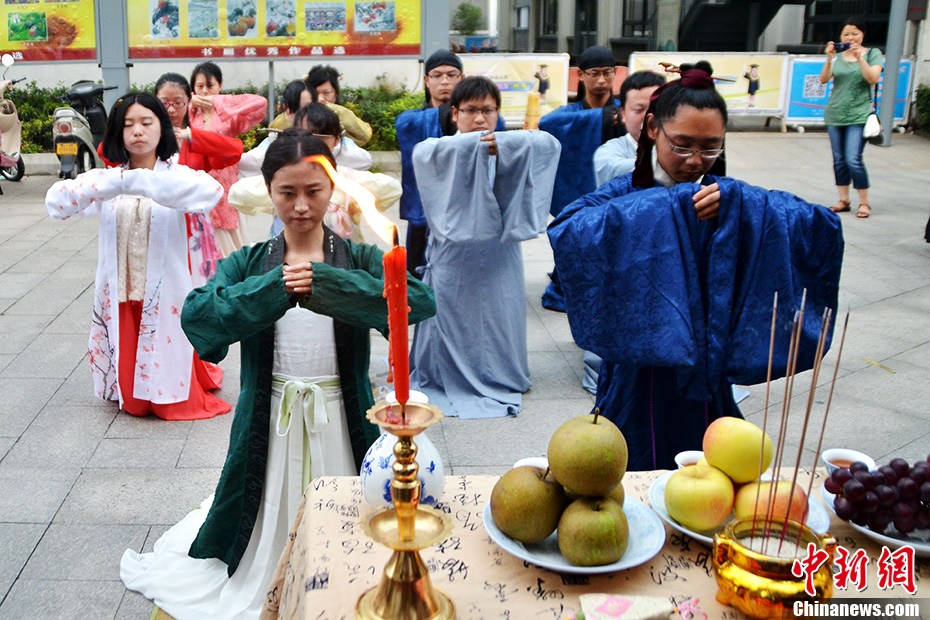 苏州上演"七夕乞巧节"祭祀活动 穿越感十足
