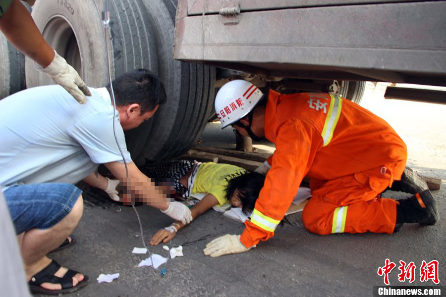女童遇车祸被卷入大货车轮 坚强镇静等待救援