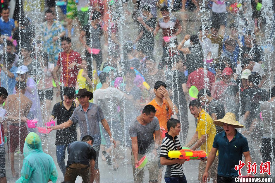 海南保亭万人泼水嬉戏共度"七夕"