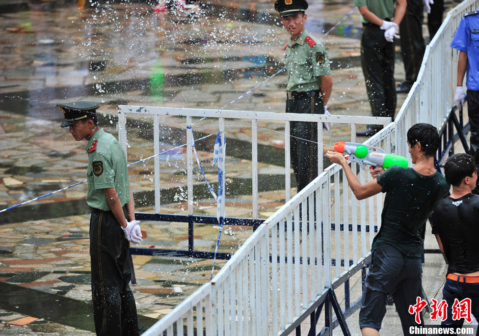 海南保亭万人泼水嬉戏共度"七夕"