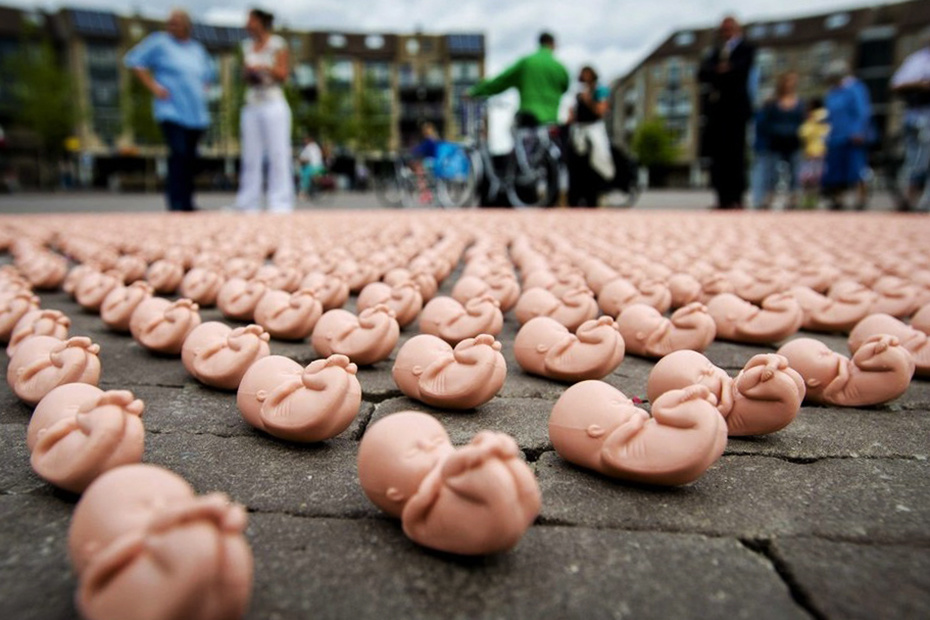 荷兰举行反堕胎示威 塑料婴儿来"助阵"