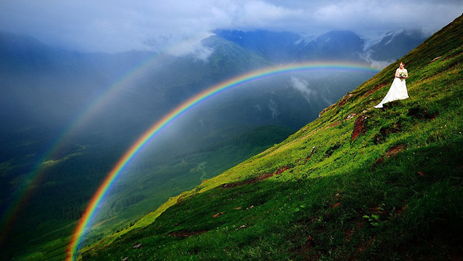 美夫妇山顶拍婚纱幸遇双彩虹美景
