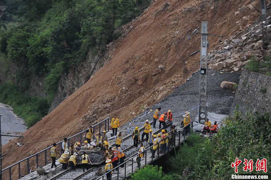 内昆铁路因山体滑坡中断 千余人参加抢险
