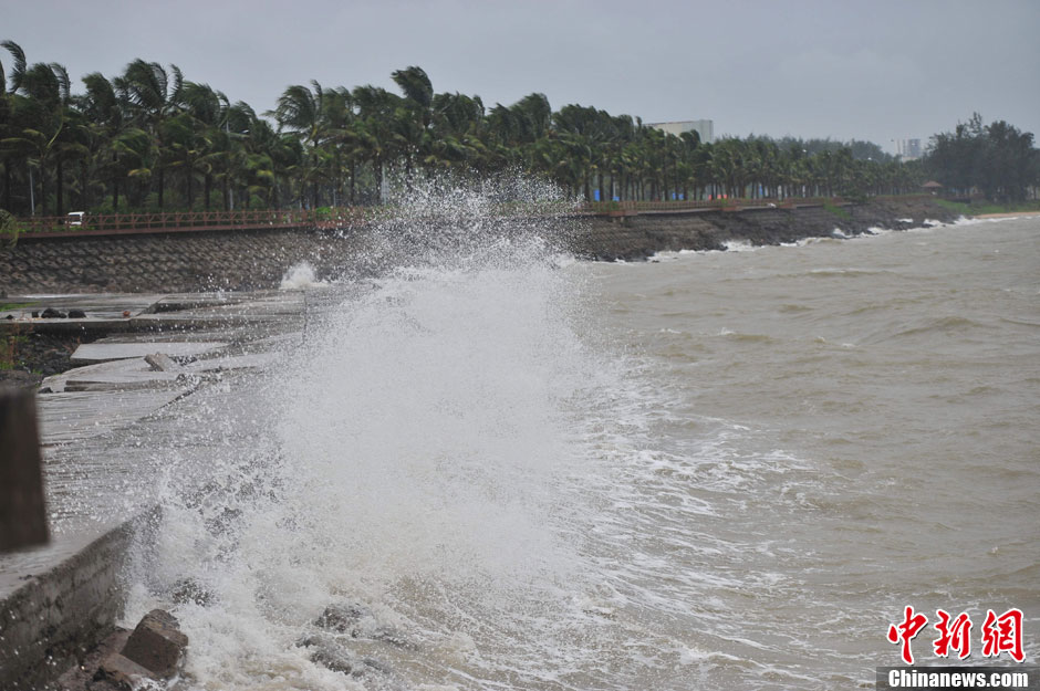 强台风尤特影响海南 海口西秀海滩掀大浪