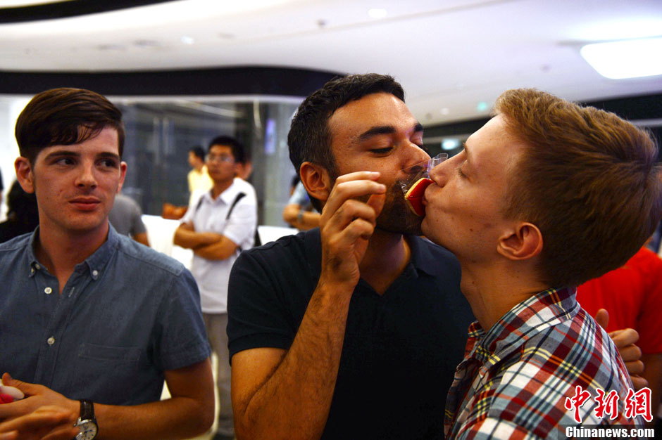 七夕夜"狠狠爱"接吻大赛 洋帅哥抢镜