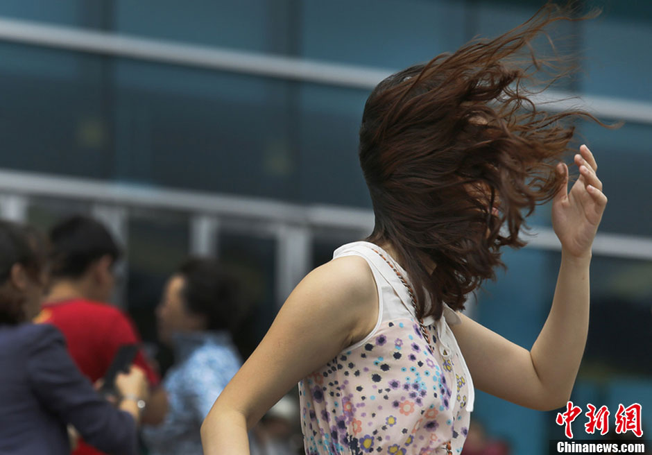 强台风"尤特"袭击香港 行人风中凌乱举步维艰