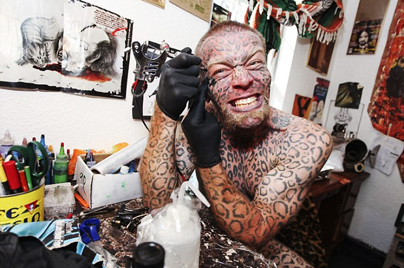 美男子变"半兽人" 历经20年在全身纹满豹纹