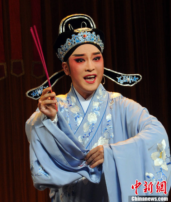 图为福建省实验闽剧院中国戏剧梅花奖获得者,国家一级演员陈洪翔扮演