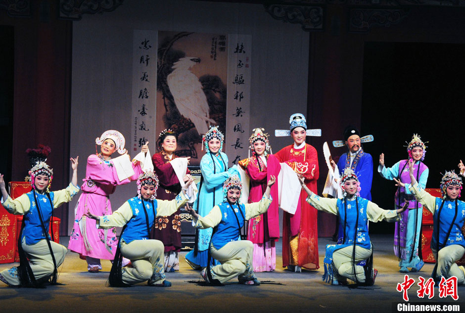 三朵"梅花"同台献演闽剧《梅玉配》