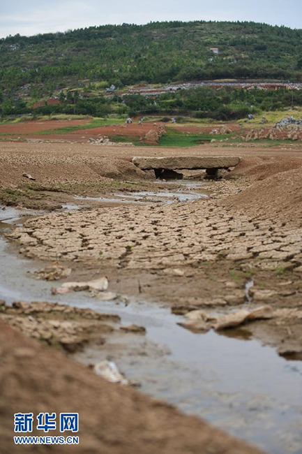湖南重旱区受旱人口翻倍 水库干涸酷似荒漠