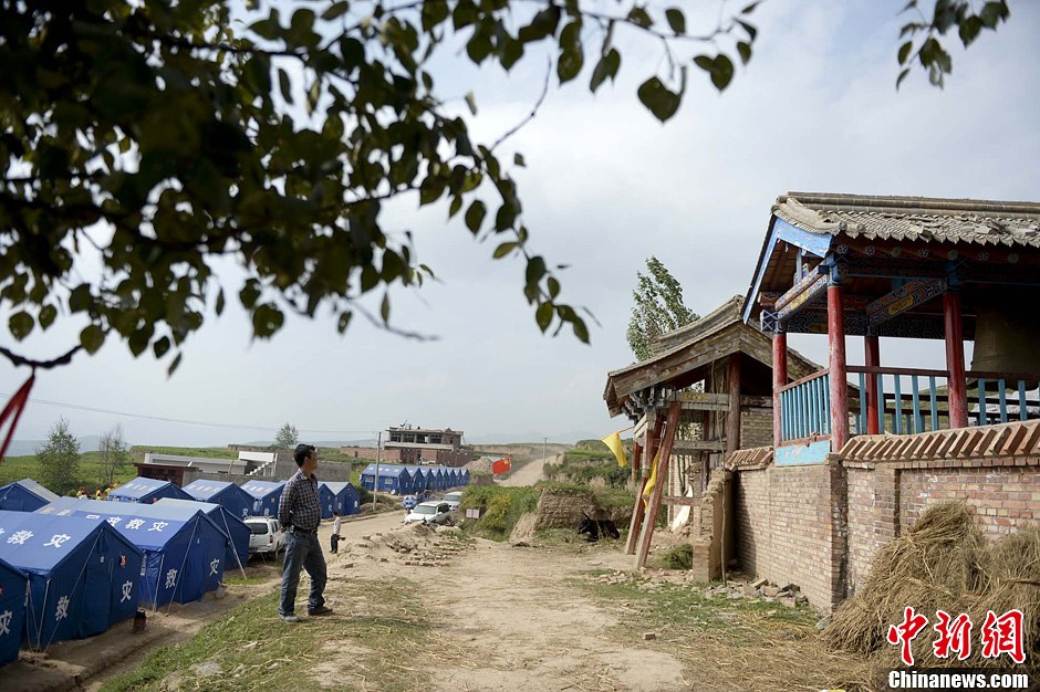 近日,记者抵达甘肃地震震中岷县梅川镇永光村,现场采访受灾民众.