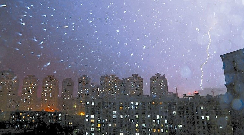 暴雨狂风袭武汉 闪电密集