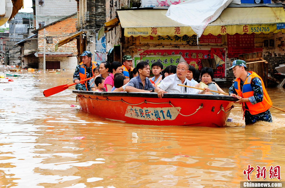 广东怀集50年一遇洪水 民兵转移受灾群众