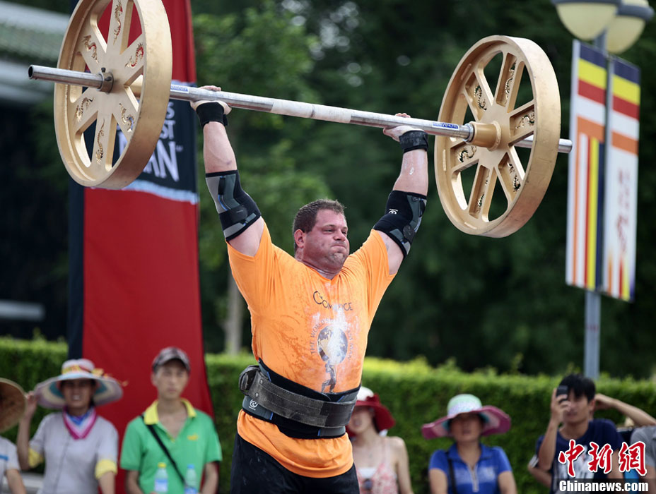 世界顶级大力士三亚佛像前展"雄力"